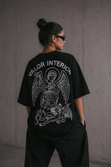 Fotografía oficial de merch de Valor Interior, espalda con ilustración