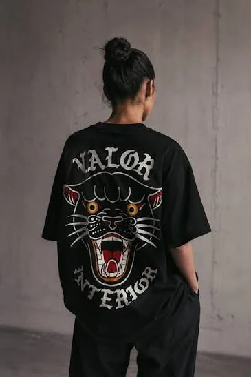 Fotografía oficial de merch de Valor Interior, espalda con pantera