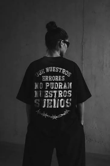 Fotografía oficial de merch de Valor Interior, espalda con texto