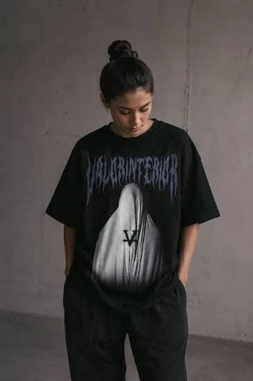 Fotografía oficial de merch de Valor Interior, frente con estampado